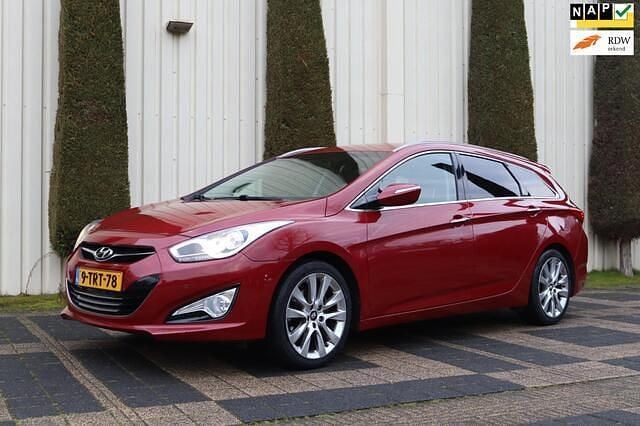 Rood (metallic) Occasion 2014 Hyundai i40 Edition Stationwagen | € 9.475 (Eerlijke prijs) - Afbeelding 1/4