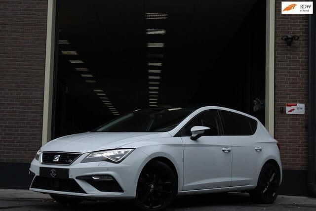 Wit Gebruikt 2017 Seat Leon FR Hatchback | € 13.990 (Eerlijke prijs) - Afbeelding 1/4
