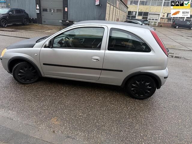 Grijs Occasion 2004 Opel Corsa Enjoy Hatchback | € 599 (Goede deal) - Afbeelding 1/4