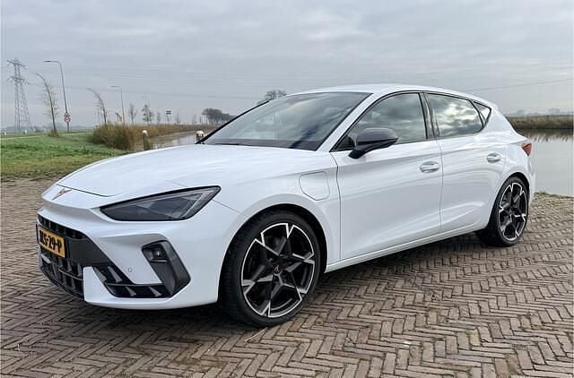 Wit Nieuw 2025 Cupra Leon VZ Hatchback | € 38.950 (Super prijs) - Afbeelding 1/4