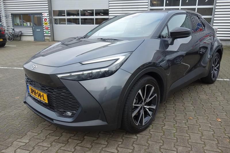 Grijs Gebruikt 2024 Toyota C-HR Team SUV | € 32.490 - Afbeelding 1/4