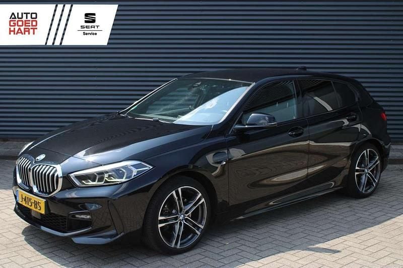 Zwart Gebruikt 2020 BMW 118 Executive Hatchback | € 21.895 (Eerlijke prijs) - Afbeelding 1/4