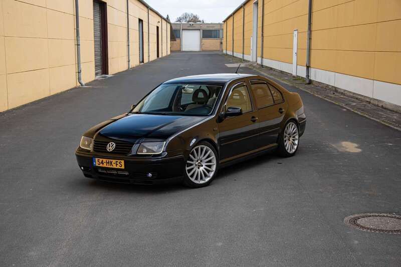 Zwart Gebruikt 2001 VW Bora Highline Sedan | € 5.000 - Afbeelding 1/4
