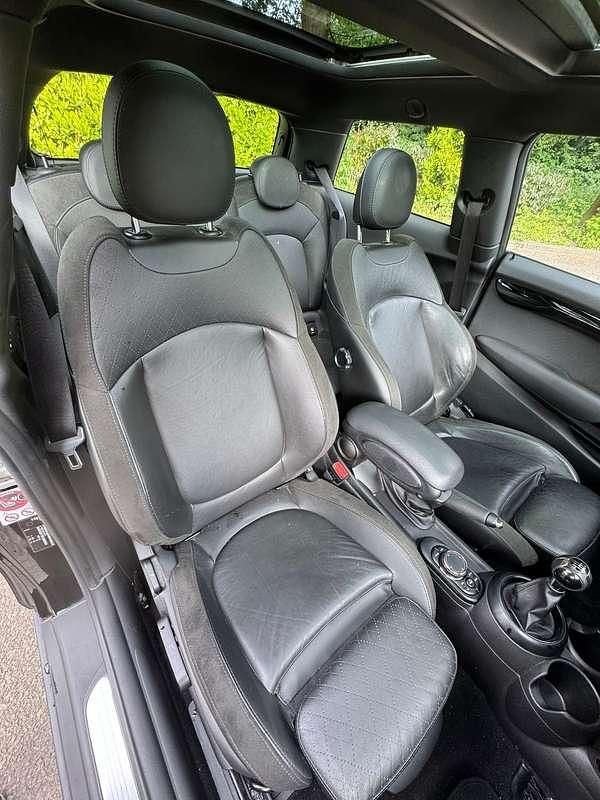 Zwart Gebruikt 2016 Mini Cooper Hatchback | € 14.250 (Eerlijke prijs) - Afbeelding 1/4