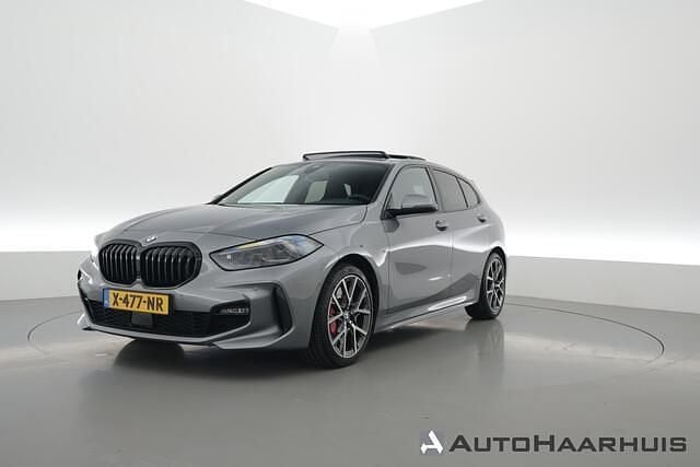 Grijs Occasion 2024 BMW 118 Shadowline Hatchback | € 32.400 (Eerlijke prijs) - Afbeelding 1/3