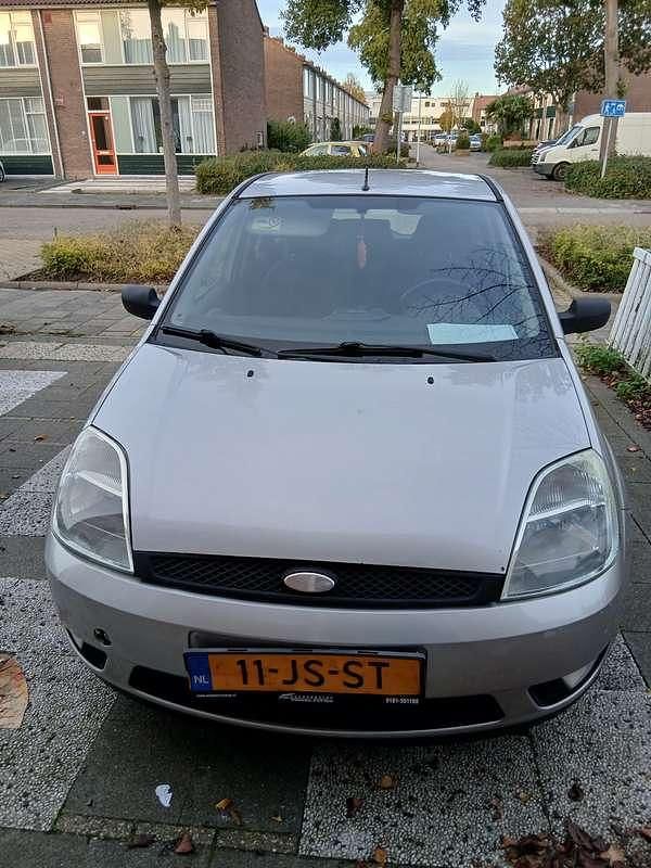 Grijs Gebruikt 2002 Ford Fiesta Hatchback | € 800 (Goede deal) - Afbeelding 1/3