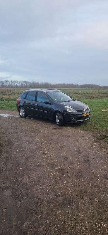 Zwart Occasion 2008 Renault Clio II Dynamique Sedan | € 1.850 (Goede deal) - Afbeelding 1/4