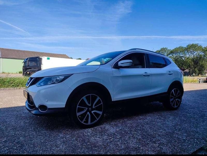 Wit Occasion 2015 Nissan Qashqai Tekna SUV | € 13.000 - Afbeelding 1/4