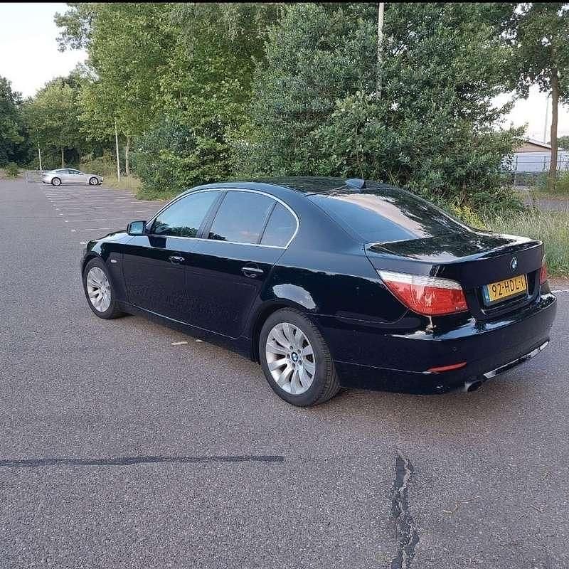 Zwart Gebruikt 2008 BMW 520 Sedan | € 6.499 (Iets duurder) - Afbeelding 1/4
