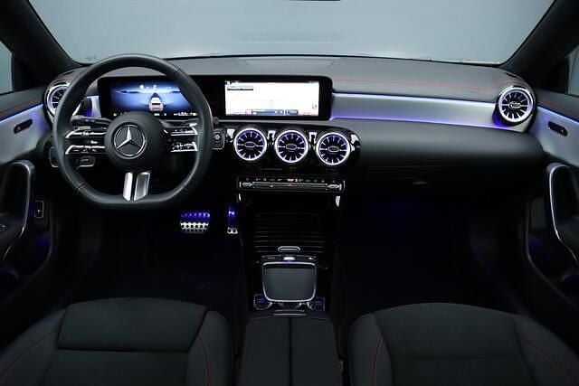Occasion Mercedes CLA250 Shooting Brake Advanced 218 PK (160 kW) 2024 Blauw Stationwagen