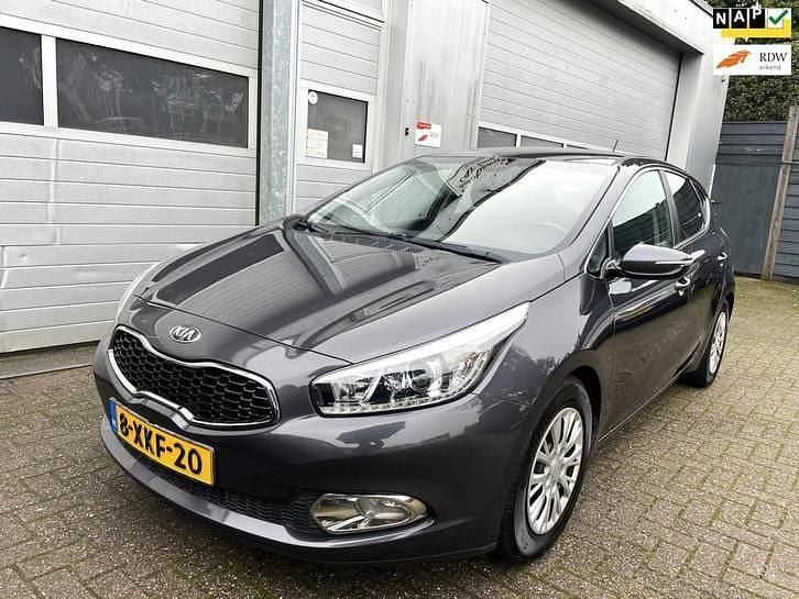 Grijs (metallic) Occasion 2014 Kia Ceed Hatchback | € 5.995 (Goede deal) - Afbeelding 1/4