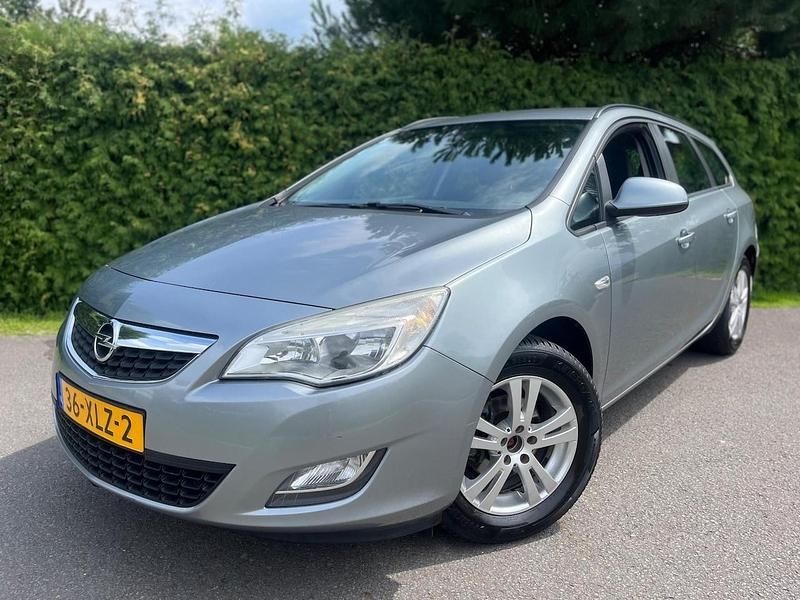Grijs Gebruikt 2012 Opel Astra Business Stationwagen | € 2.688 (Goede deal) - Afbeelding 1/4
