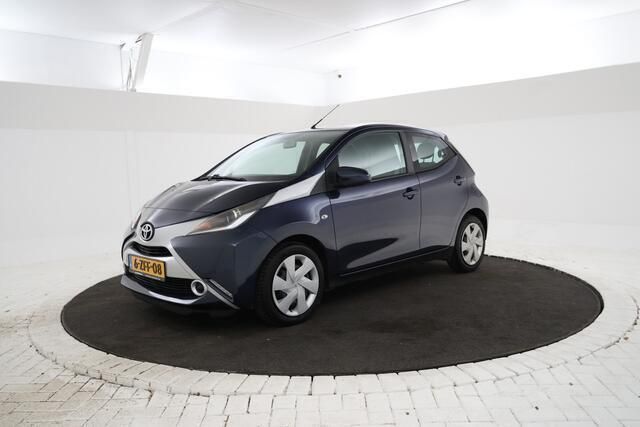 Blauw Gebruikt 2015 Toyota Aygo X-play Hatchback | € 4.995 - Afbeelding 1/4