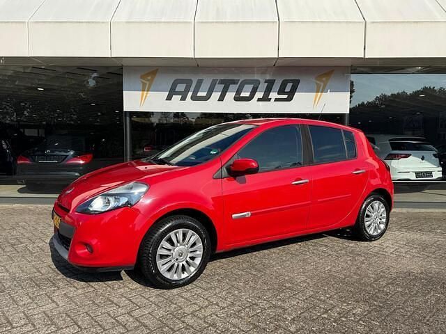 Rood Gebruikt 2011 Renault Clio II Collection Hatchback | € 2.919 (Eerlijke prijs) - Afbeelding 1/3