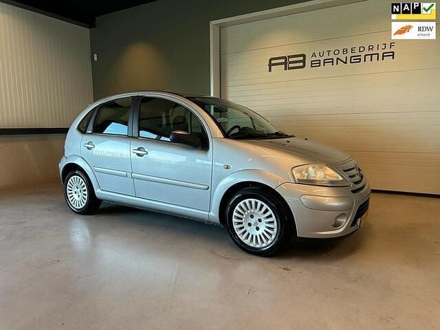 Grijs (metallic) Gebruikt 2006 Citroën C3 Exclusive Hatchback | € 2.750 (Eerlijke prijs) - Afbeelding 1/4