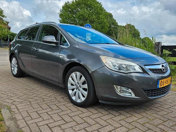 Grijs Gebruikt 2011 Opel Astra Cosmo Stationwagen | € 1.499 (Eerlijke prijs) - Afbeelding 1/4