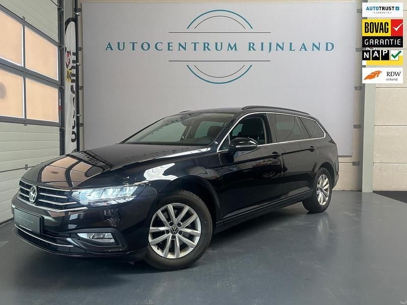 Zwart Gebruikt 2023 VW Passat Business Stationwagen | € 25.399 (Goede deal) - Afbeelding 1/3