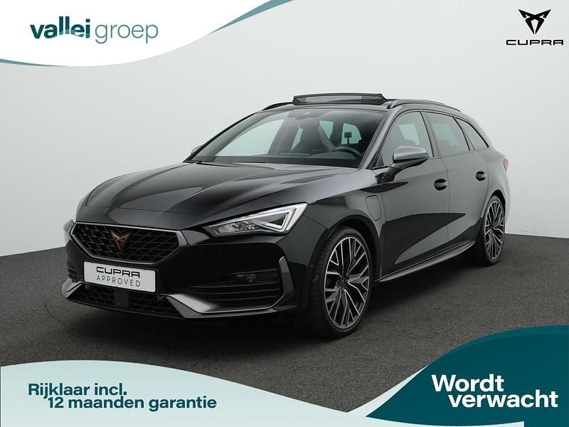 Zwart (metallic) Gebruikt 2022 Cupra Leon VZ Stationwagen | € 28.600 (Iets duurder) - Afbeelding 1/4