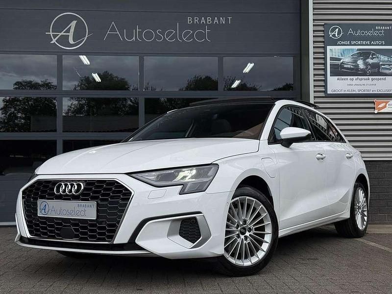 Wit Gebruikt 2022 Audi A3 Sportback e-tron Business Sedan | € 27.490 (Eerlijke prijs) - Afbeelding 1/4