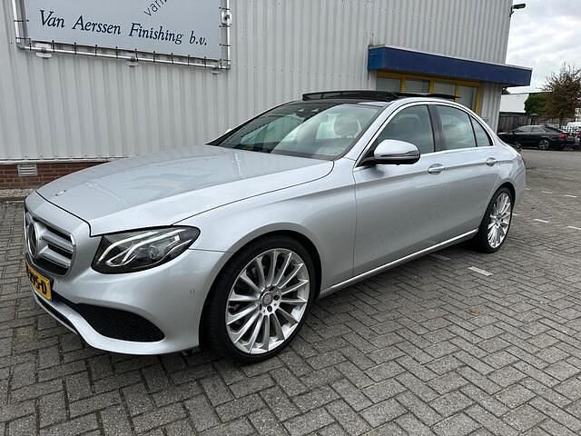 Grijs Gebruikt 2016 Mercedes E220 Edition Sedan | € 27.400 (Duur) - Afbeelding 1/4
