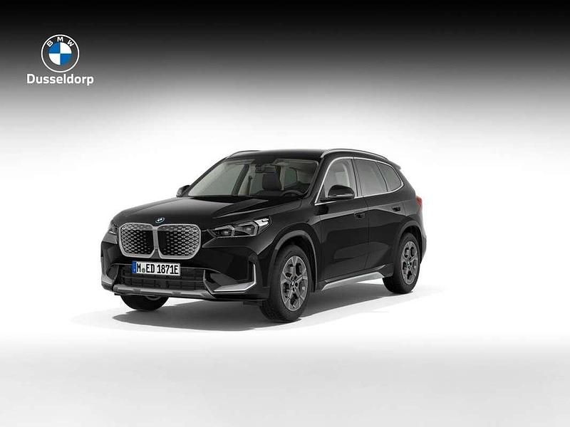 Zwart Nieuw 2025 BMW iX1 xLine SUV | € 46.343 - Afbeelding 1/4