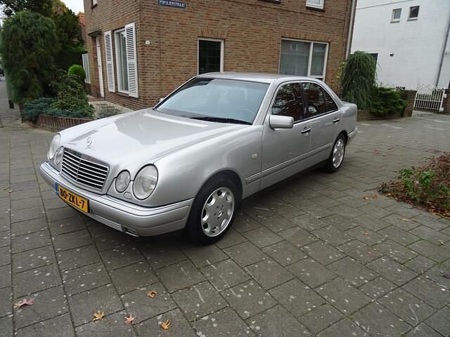 Grijs Gebruikt 1996 Mercedes E280 Elegance Sedan | € 10.895 - Afbeelding 1/4