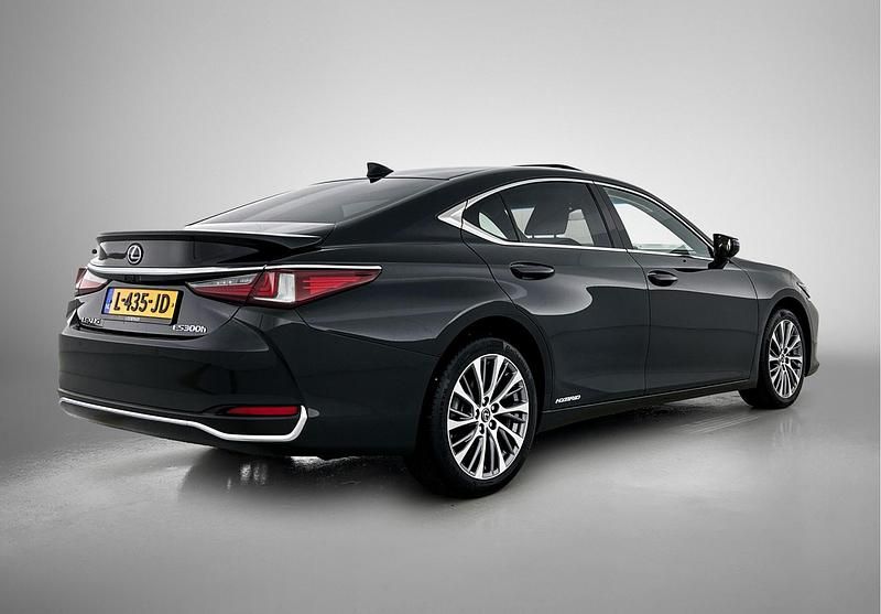 Occasion Lexus ES300H Business Edition 218 PK (160 kW) 2021 Graphite black metallic (zwart metallic) Sedan