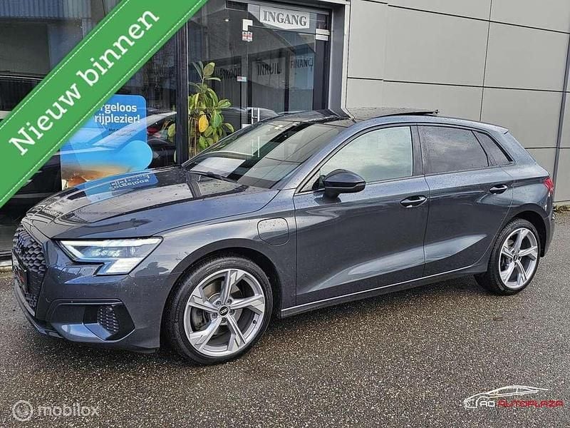 Grijs Gebruikt 2021 Audi A3 Sportback e-tron Hatchback | € 28.995 (Iets duurder) - Afbeelding 1/4