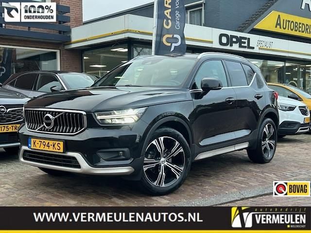Zwart (metallic) Occasion 2021 Volvo XC40 Inscription SUV | € 28.750 (Eerlijke prijs) - Afbeelding 1/4