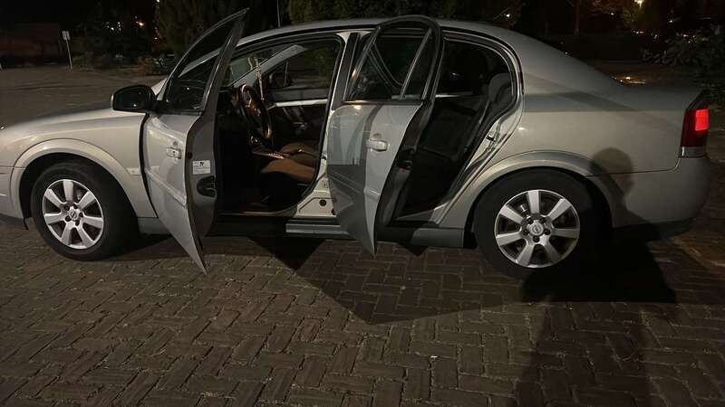 Grijs Gebruikt 2005 Opel Vectra Sedan | € 2.000 (Goede deal) - Afbeelding 1/4