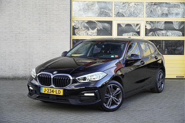 Zwart Gebruikt 2020 BMW 116 Executive Hatchback | € 17.950 (Eerlijke prijs) - Afbeelding 1/4