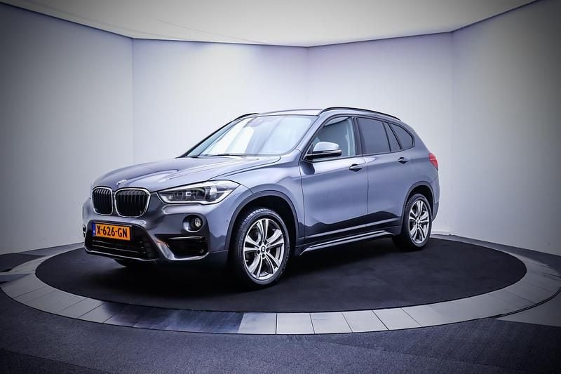 Grijs Gebruikt 2018 BMW X1 Basis SUV | € 24.225 - Afbeelding 1/4