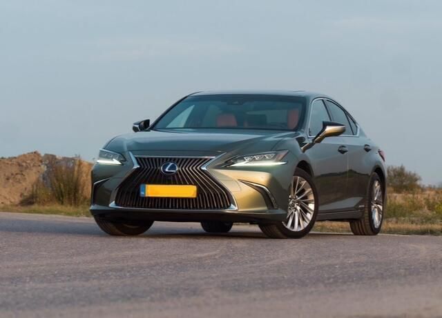 Groen Gebruikt 2019 Lexus ES300H Sedan | € 36.500 - Afbeelding 1/4