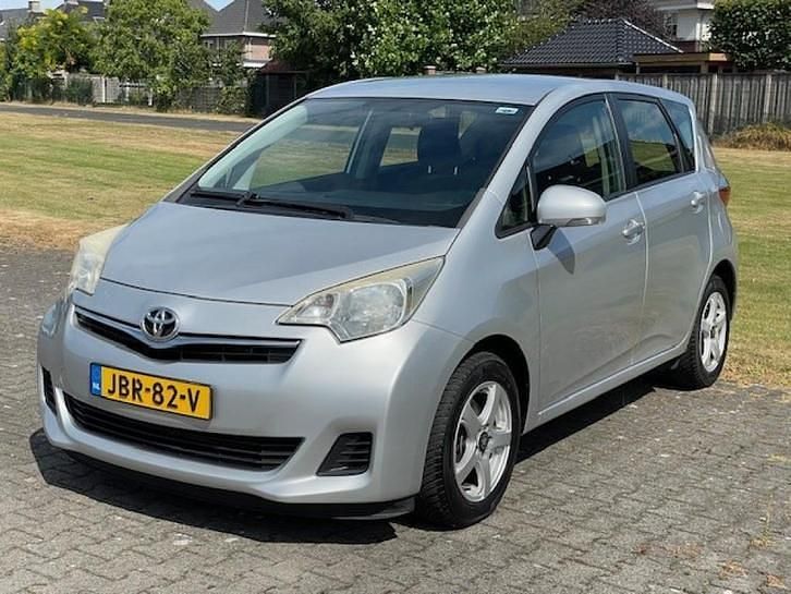 Grijs (metallic) Gebruikt 2012 Toyota Verso-S Stationwagen | € 8.250 (Goede deal) - Afbeelding 1/4
