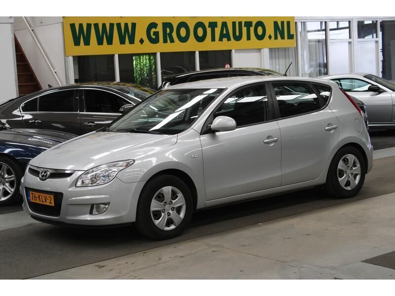 Grijs, metallic lak Gebruikt 2010 Hyundai i30 Dynamiq Hatchback | € 4.944 (Eerlijke prijs) - Afbeelding 1/4