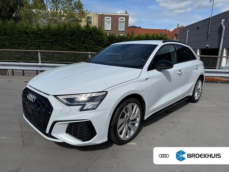 Wit, metallic lak Gebruikt 2022 Audi A3 Sportback Competition Hatchback | € 32.495 - Afbeelding 1/4