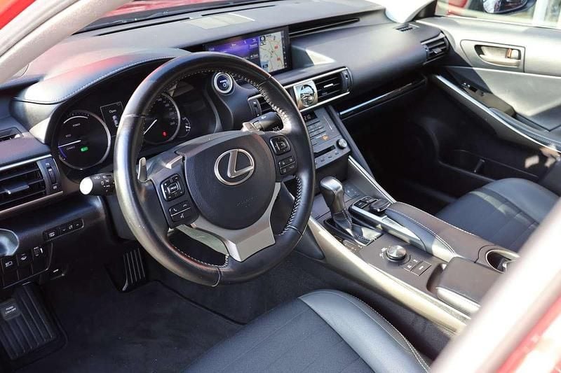 Occasion Lexus IS300h Business Edition 223 PK (164 kW) 2020 Rood (metallic) Sedan