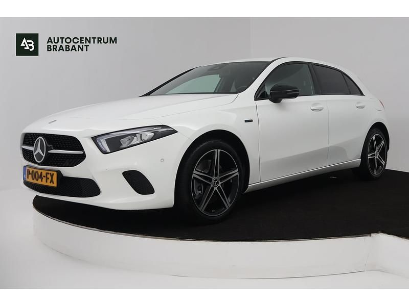 Wit Occasion 2022 Mercedes A250 Business Hatchback | € 27.945 (Super prijs) - Afbeelding 1/4