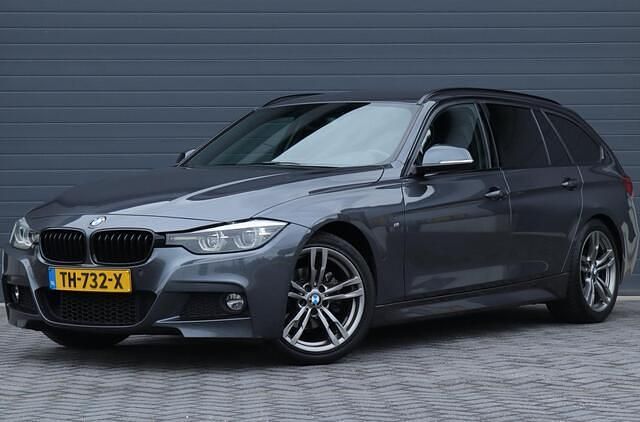 Grijs Gebruikt 2018 BMW 320 M Sport Stationwagen | € 20.950 (Eerlijke prijs) - Afbeelding 1/4