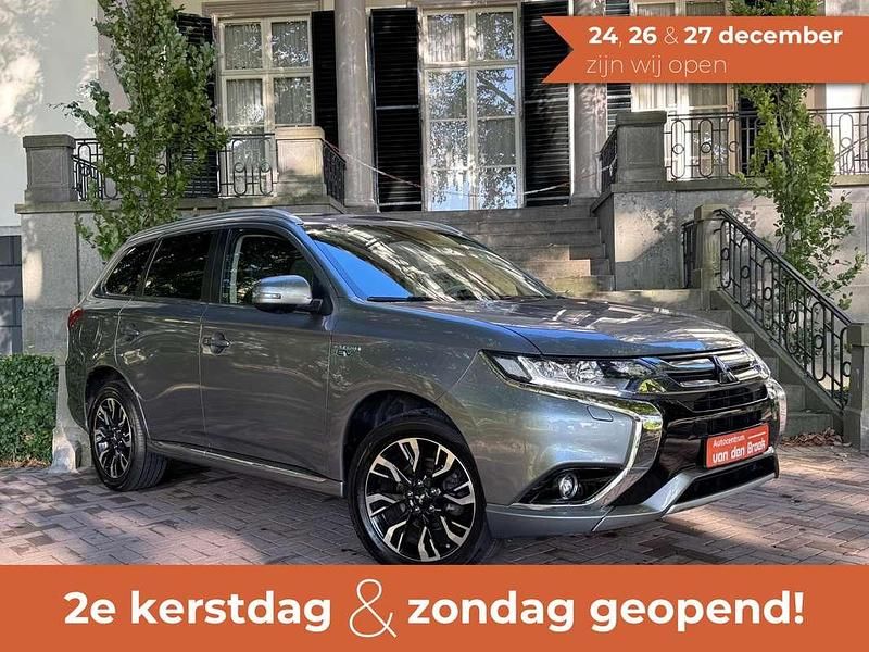 Grijs, metallic lak Gebruikt 2018 Mitsubishi Outlander P-HEV Instyle SUV | € 18.445 (Eerlijke prijs) - Afbeelding 1/4