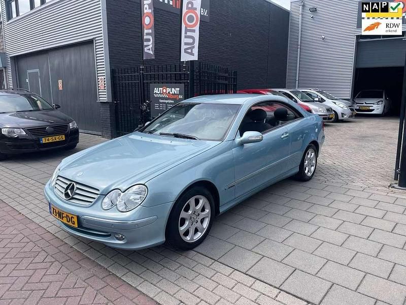 Blauw, metallic lak Gebruikt 2003 Mercedes CLK200 Elegance Coupé | € 4.999 (Eerlijke prijs) - Afbeelding 1/4