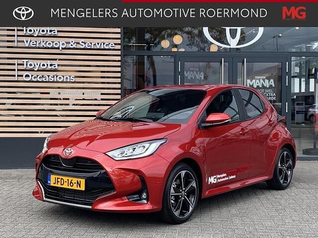 Rood Nieuw 2025 Toyota Yaris Executive Hatchback | € 35.450 (Duur) - Afbeelding 1/4