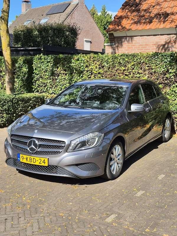 Grijs Gebruikt 2013 Mercedes 180 Sedan | € 10.995 (Eerlijke prijs) - Afbeelding 1/4
