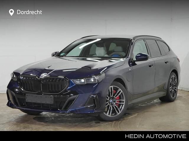 Blauw Gebruikt 2025 BMW 550e M Sport Stationwagen | € 87.895 (Goede deal) - Afbeelding 1/4