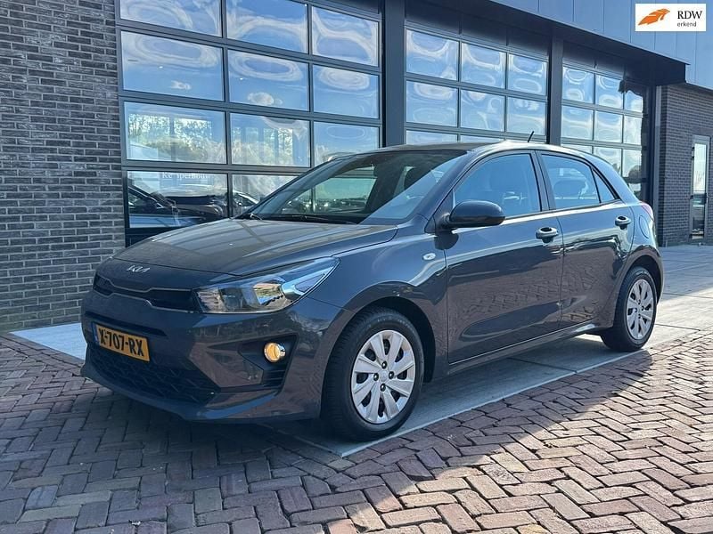Grijs Gebruikt 2023 Kia Rio Hatchback | € 16.975 (Super prijs) - Afbeelding 1/4
