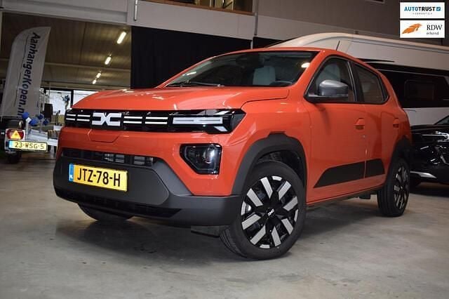 Rood Occasion 2025 Dacia Spring Expression Hatchback | € 13.950 (Super prijs) - Afbeelding 1/4