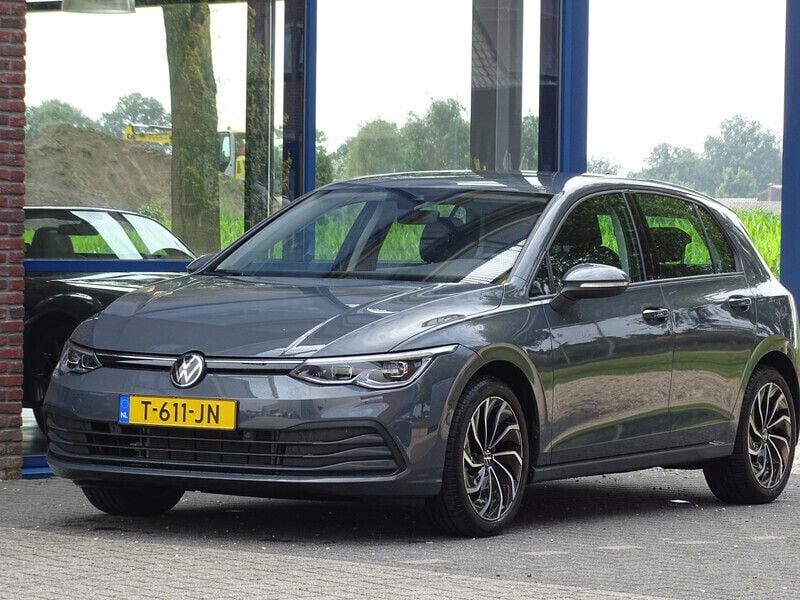 Grijs Gebruikt 2023 VW Golf VIII Business Hatchback | € 29.950 (Eerlijke prijs) - Afbeelding 1/4