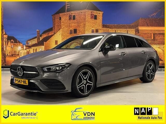 Grijs (metallic) Gebruikt 2022 Mercedes CLA180 Shooting Brake AMG Stationwagen | € 23.950 (Goede deal) - Afbeelding 1/4