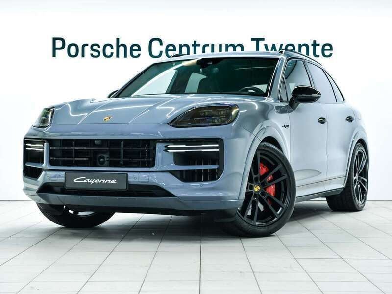 Grijs, metallic lak Gebruikt 2024 Porsche Cayenne Turbo SUV | € 189.900 - Afbeelding 1/4