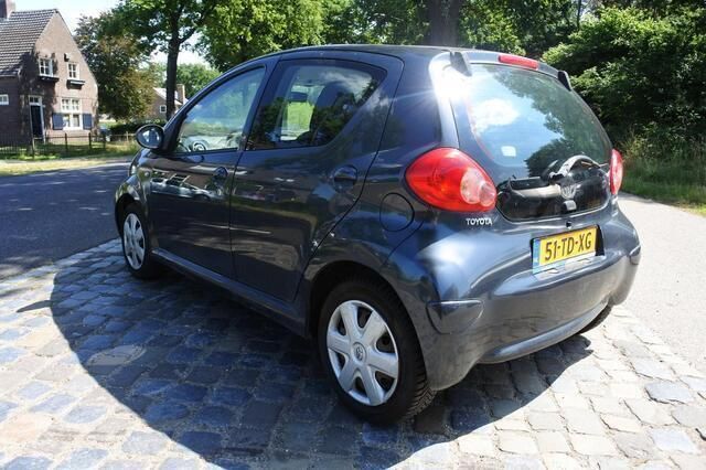 Grijs Gebruikt 2006 Toyota Aygo Hatchback | € 1.495 (Goede deal) - Afbeelding 1/4